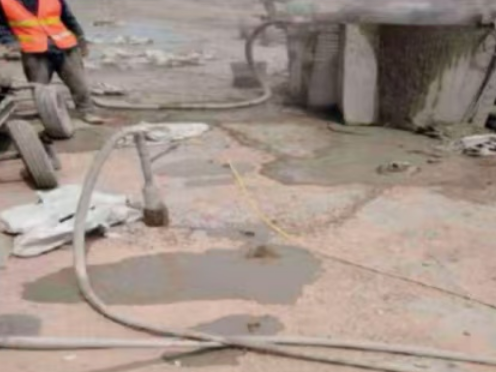 贵德水泥混凝土路面板底注浆技术 路面脱空注浆整治方案