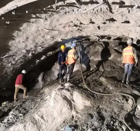 贵德拱顶带模注浆料的施工流程及注意事项